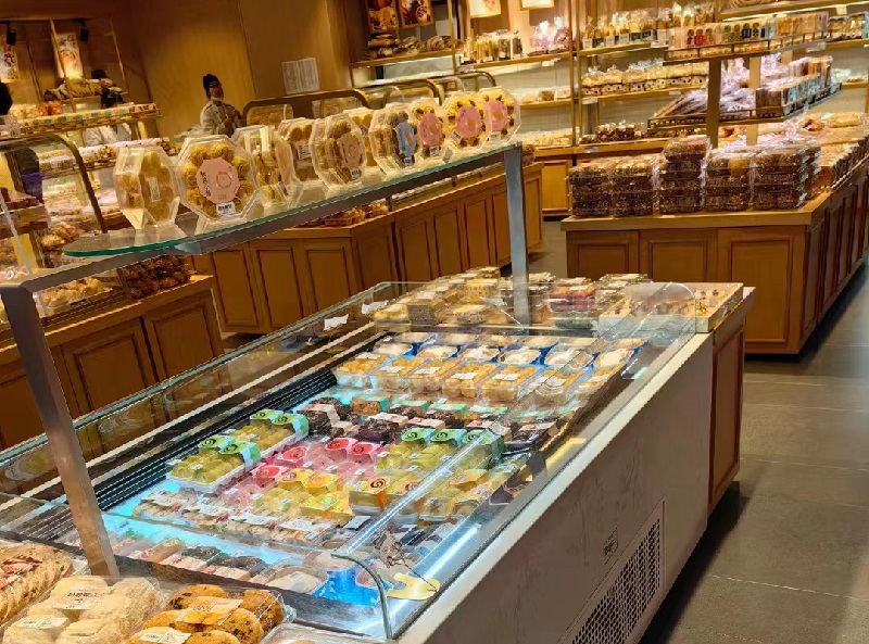 Cakes displayed in a bakery display refrigerator Cakes displayed in a bakery display refrigerator